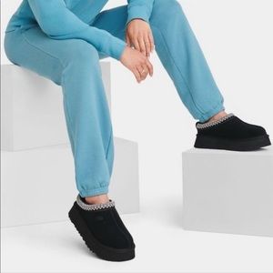 UGG big kids tazz brand new with box K/1143776K..big kid 4..pictures show a 5